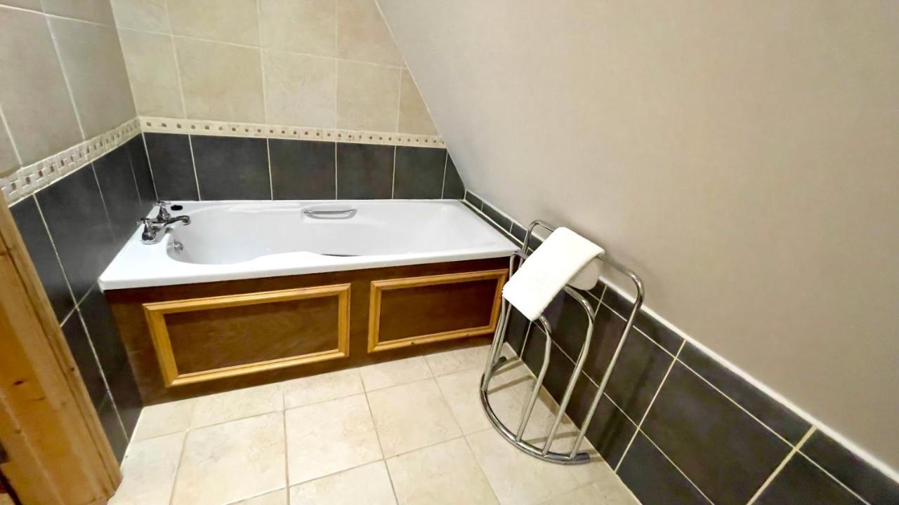 Spacious Primrose Lodge For 6 With Hot Tub At A Spa Resort Chudleigh Екстериор снимка