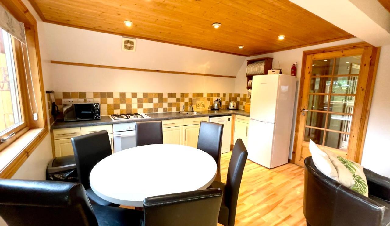 Spacious Primrose Lodge For 6 With Hot Tub At A Spa Resort Chudleigh Екстериор снимка